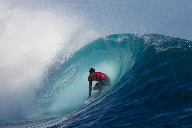 Surf Fidji Pro : Bourez s’impose face à Slater et passe en 1/2 finale