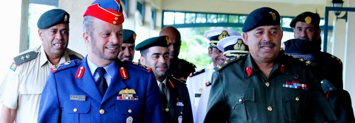 Le Général de Brigade Mosese Tikoitoga, commandant des forces armées fidjiennes et le Général de division Mohammad Rashid Obaid Al Ali, chef d’État Major des forces armées des EAU (United Arab Emirates Armed Forces). (Source photo : Ministère fidj