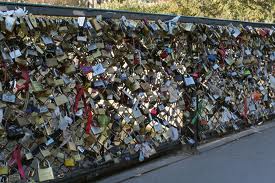 Sous le poids des "cadenas d'amour", le pont de Arts ploie