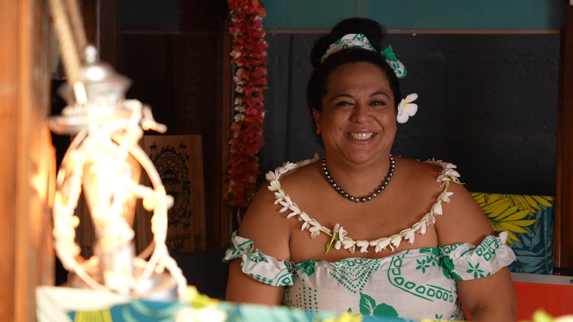 Hinatea Colombani, la nouvelle présentatrice. Professeure de ‘ori tahiti, influenceuse et ambassadrice culturelle, elle a fondé le centre ‘Arioi à Papara en 2006. Elle est familière du secteur touristique.