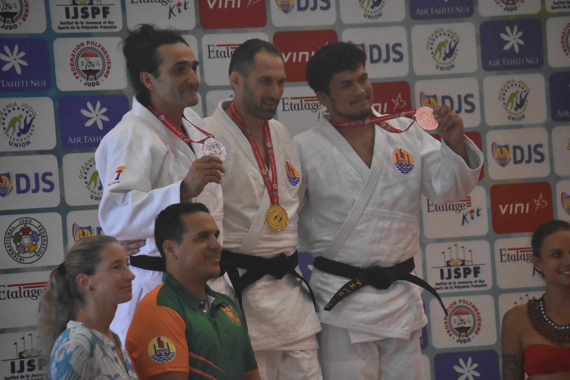 Le podium 100% tahitien dans la catégorie des -90 kg, dominé par Cyril Gaudemer (au centre). L'argent est revenu à David Chevalier (à gauche) et le bronze à Marevarau Le Gayic.
