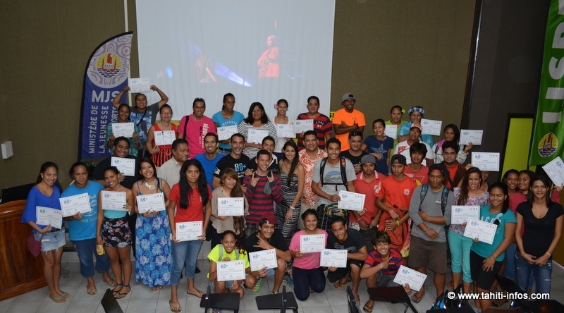 une partie des 115 volontaires ayant reçu leur attestation, avec l’organisation et les partenaires de la Earth Hour 2014