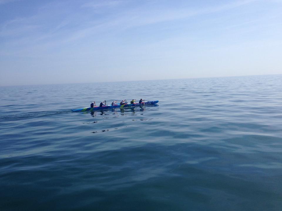 La pirogue Puaraitu au milieu de la Manche, deux heures avant d’apercevoir Cherbourg (photo Facebook)