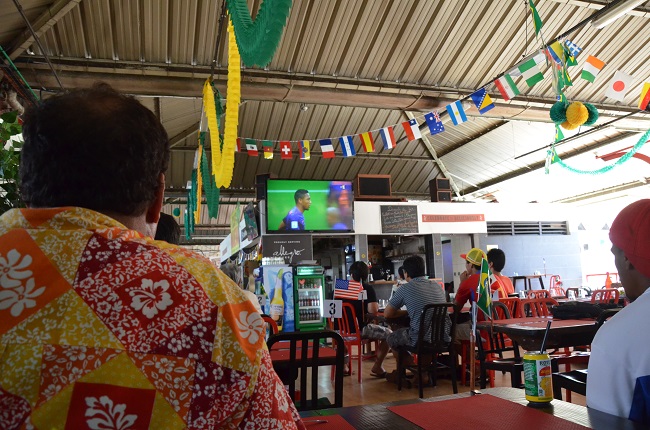Au marché de Papeete ce vendredi pendant le match Espagne/Pays-Bas.