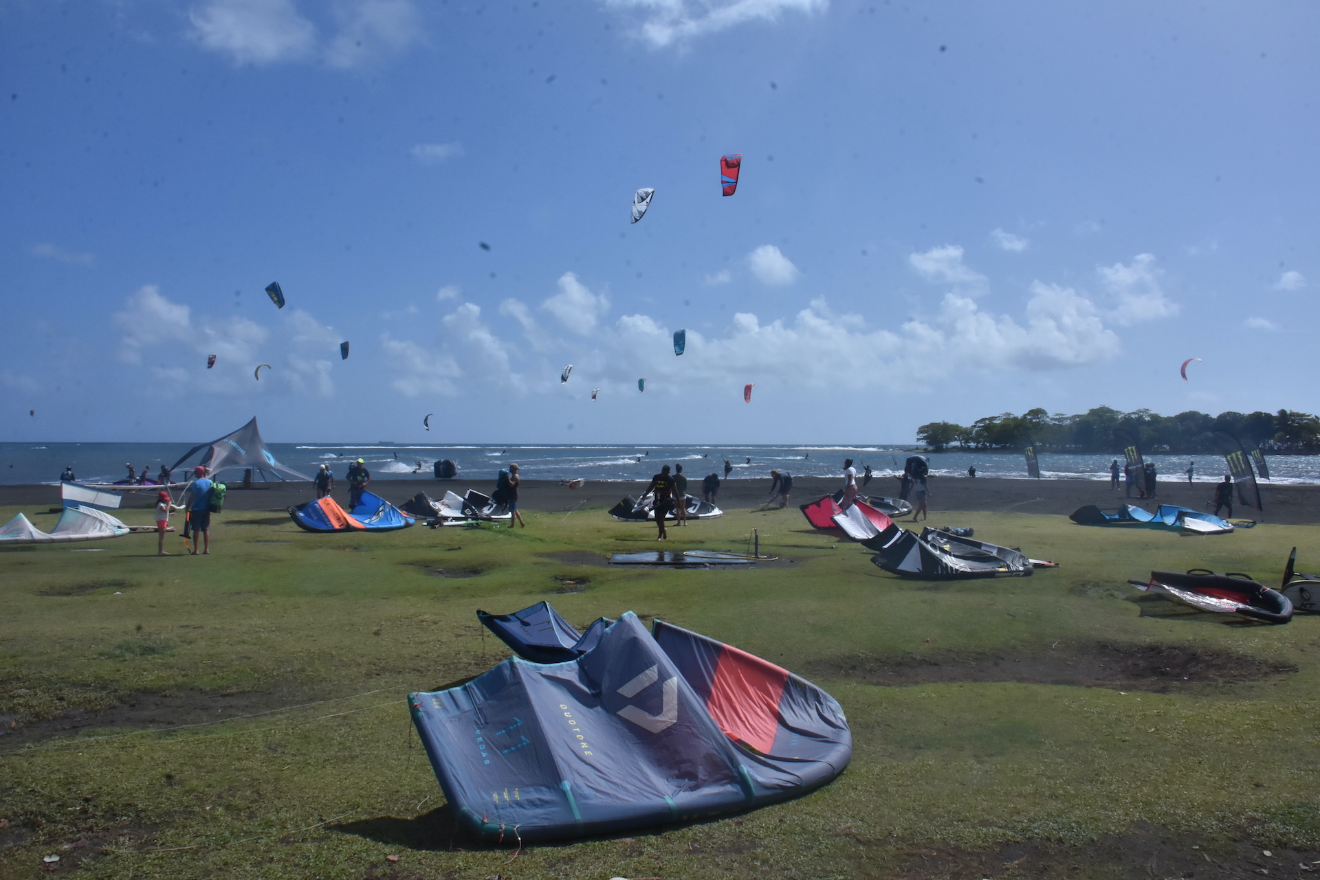 Avec un vent oscillant entre 20 et 25 nœuds, les riders ont pu se faire plaisir sur le spot de Hitimahana.
