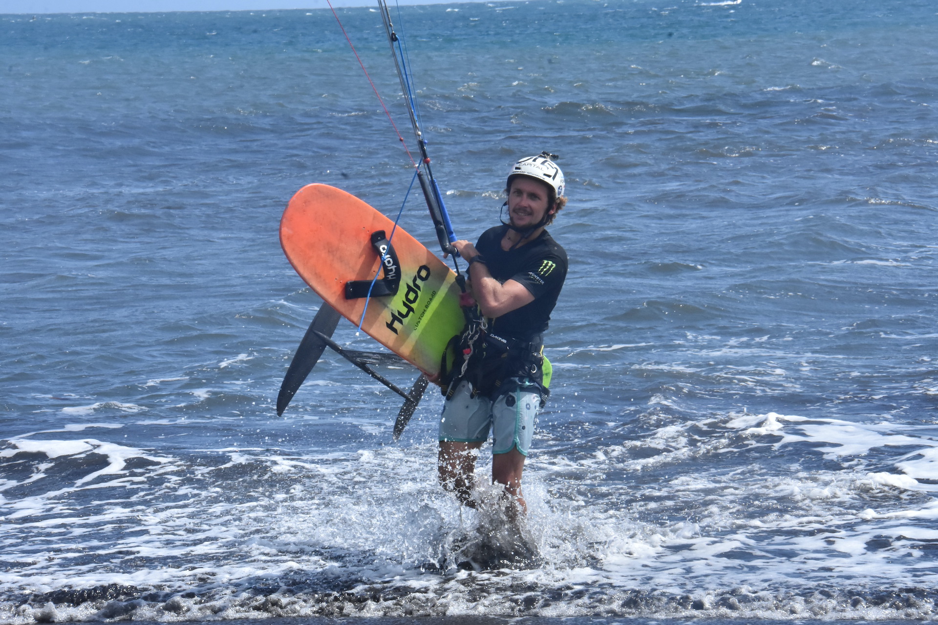 Théo Lhostis, un habitué du circuit mondial de kitefoil, a réalisé un chrono canon en bouclant le tour du motu Martin en 3'20.