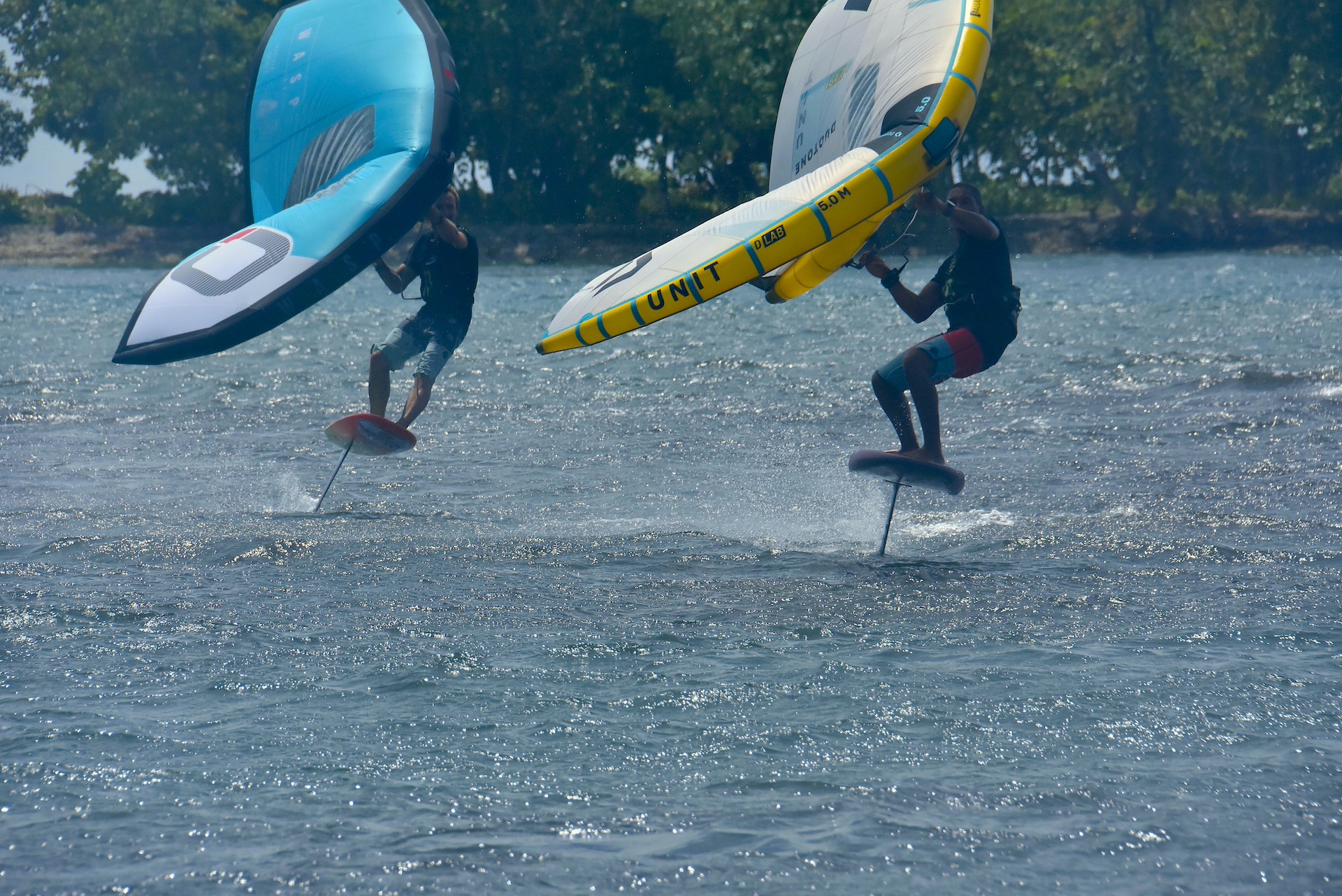 Un beau finish sur la course de wingfoil entre Théo Lhostis (à gauche) et Manutea Monnier.