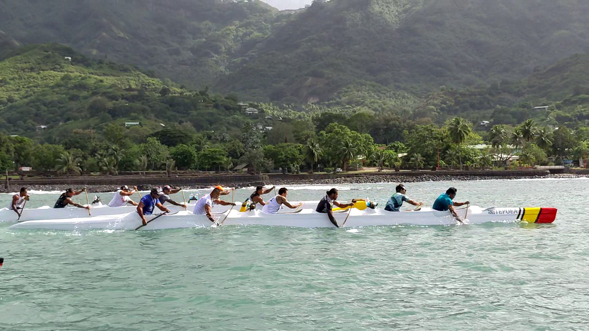 Les rameurs se sont affrontés sur 32,5km d'une course intense dans l'immense baie de Taiohae.