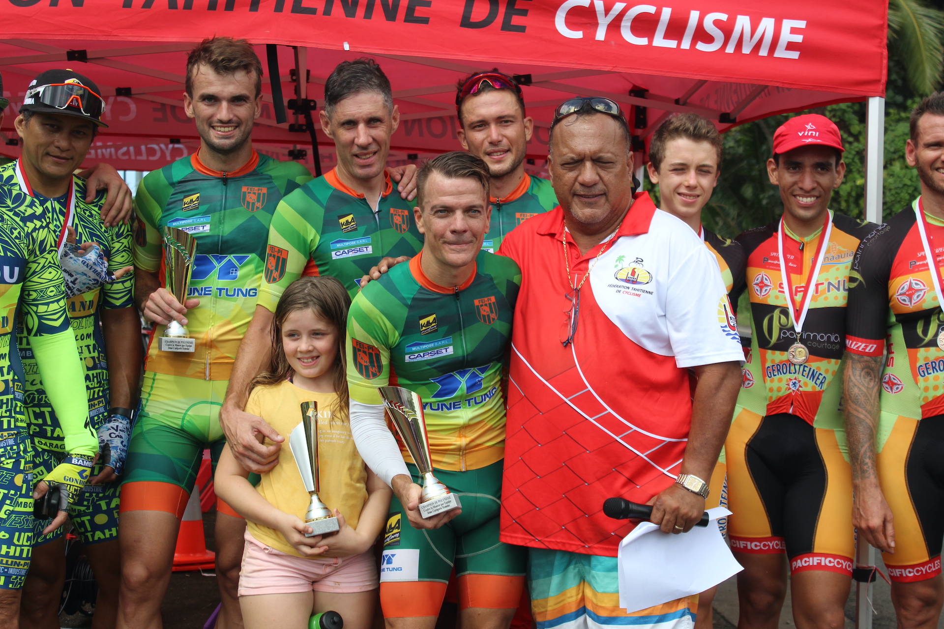 Les vainqueurs honorés par Teva Bernardino président de la Fédération tahitienne mais aussi de l’AS Fei Pi.