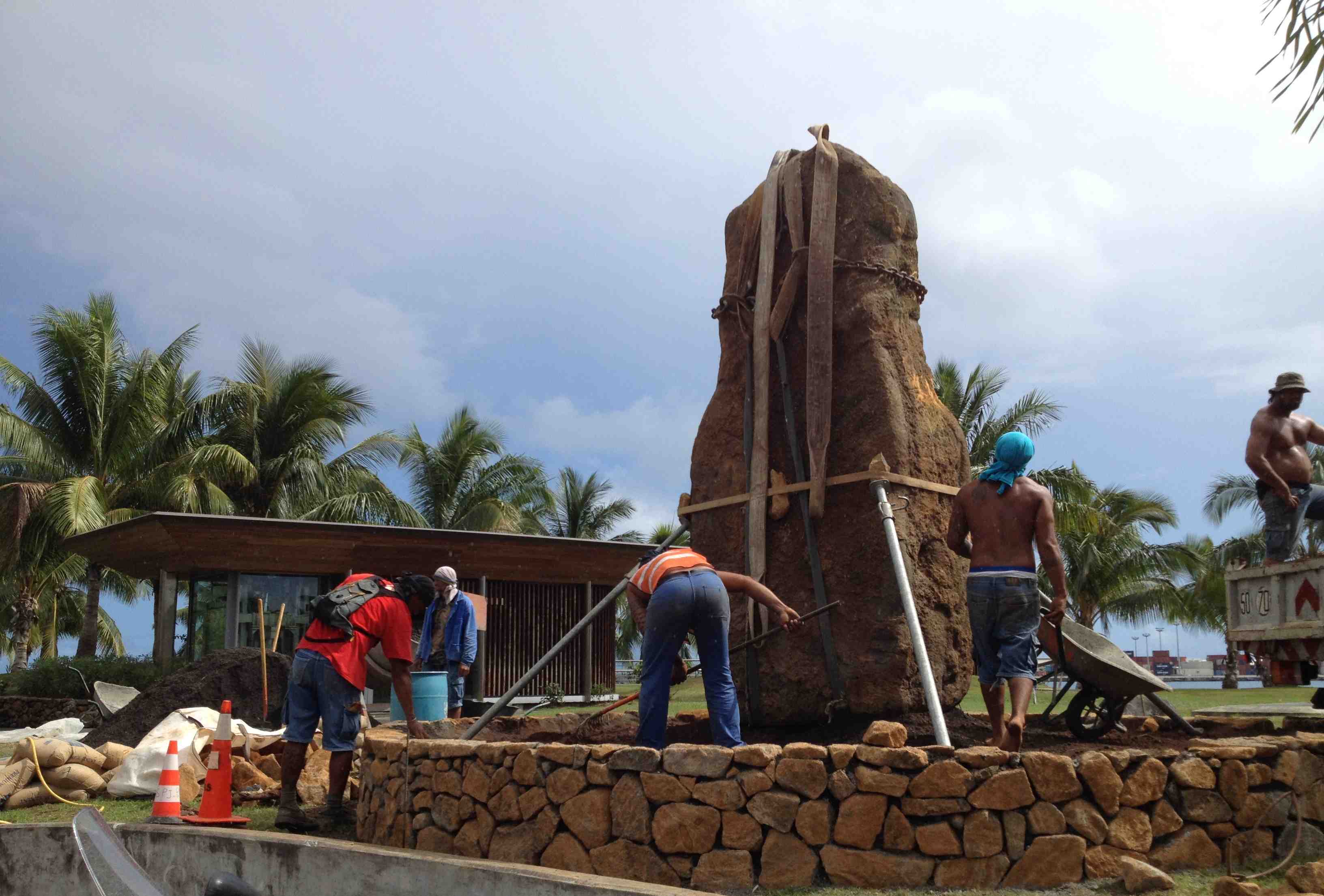 Samedi, lors de l'installation du rocher destiné à supporter la plaque "Place Jacques Chirac"