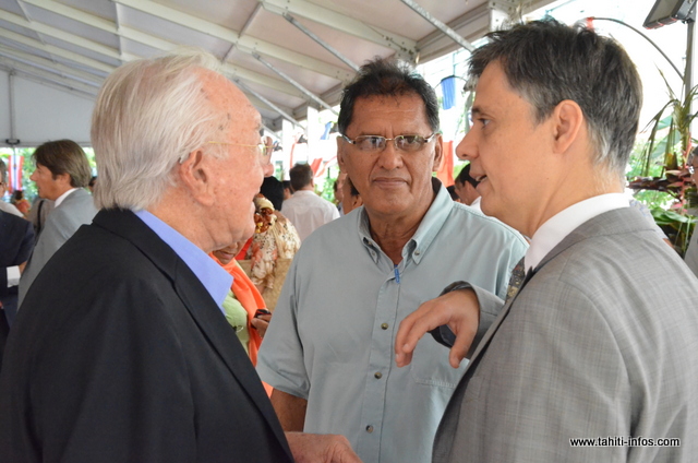 Le coup politique d’Henri Flohr en avril dernier, avec la démission de tous les élus orange du conseil municipal d’Hitia’a O Te Ra ne lui permettra pas, a priori, de ravir le fauteuil de tavana. (photo d'archives: le 16 avril 2014, Henri Florh en compagnie de Gaston Flosse et de Lionel Beffre)