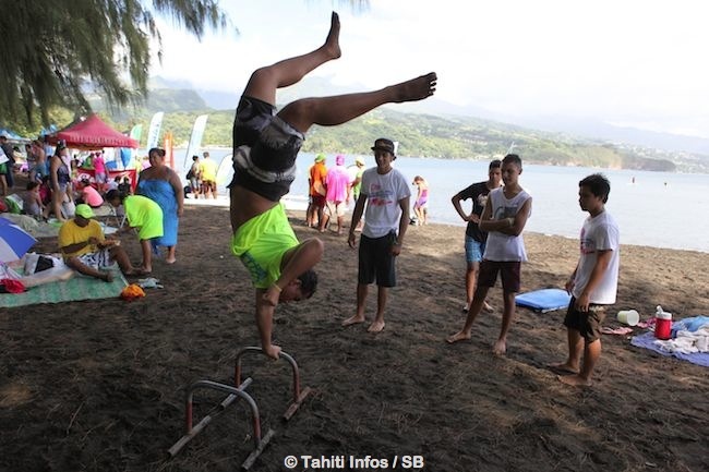 Le 'street workout' s'invite à la plage