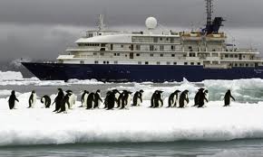 Antarctique: des scientifiques mettent en garde contre les dangers du tourisme
