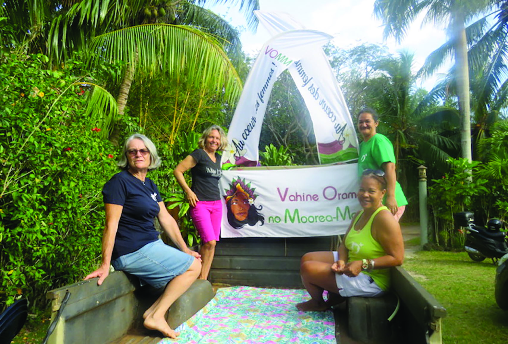 Tour de l’ile d’une partie de l’équipe pour informer le public lors de la Journée internationale contre les violences faites aux femmes. L’idée était de les sensibiliser à la situation des femmes victimes de violences et les informer sur les actions menées par l’association et ses partenaires.