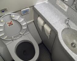 Il finit son vol New York-Hong Kong le doigt coincé dans la poubelle des WC