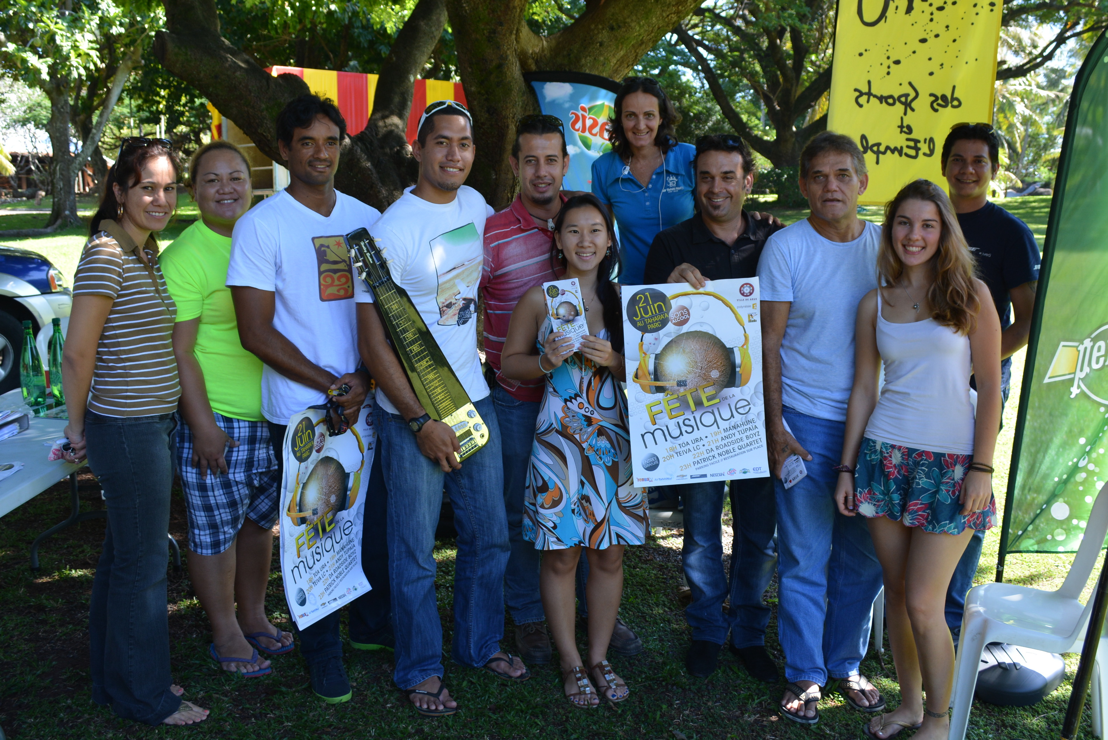Les sponsors, l'organisation (Léo Marais) et plusieurs chanteurs de l'événement (Andy Tupaia, Teiva LC et les découvertes Eto et Manon)