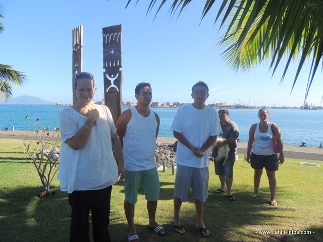 Une partie du collectif Puhihau en conférence de presse ce mercredi devant le mémorial des victimes des essais nucléaires à Papeete.