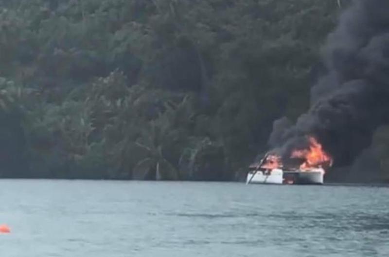 ​Un voilier part en fumée à Raiatea