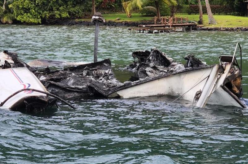 ​Un voilier part en fumée à Raiatea