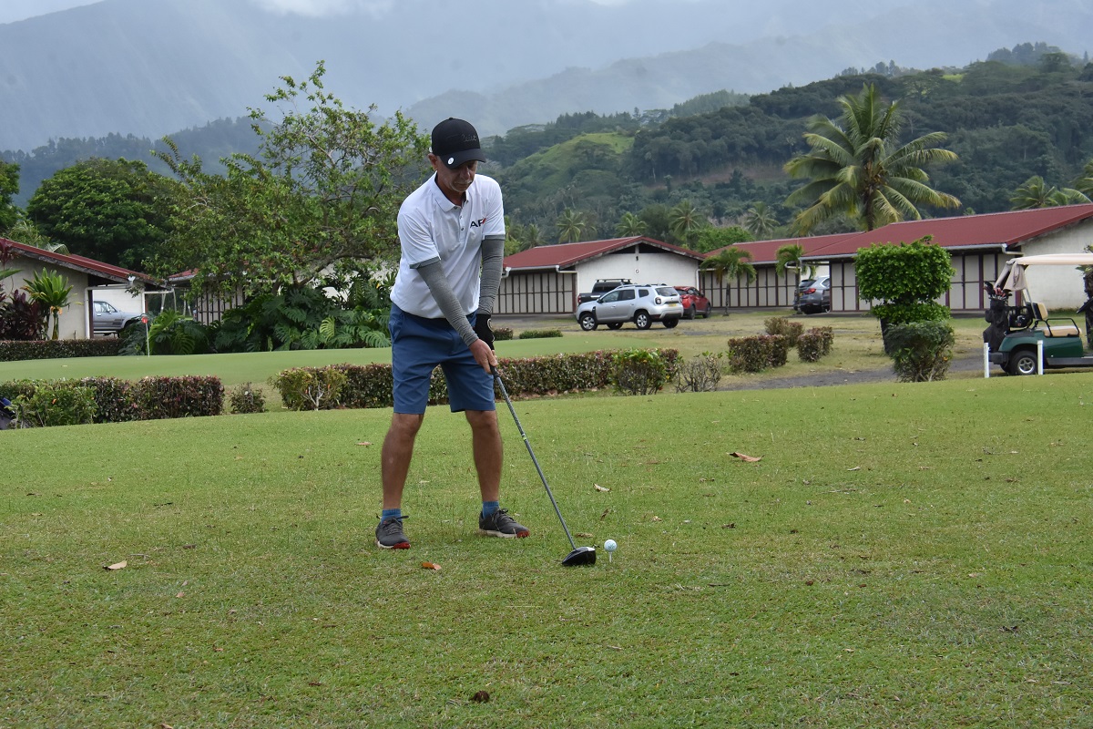 Le champion de Polynésie en titre, Michel Cunéo, a connu une baisse de régime, dimanche, et a vu Ariirau Teaha rendre la meilleure carte du week-end avec un score de 79.