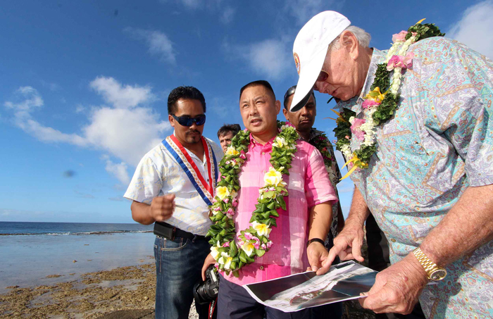 A Hao, le maire Théodore Tuahine en compagnie du président de Tian Rui Investment Wang Tchen et Gaston Flosse, le président de Polynésie française.