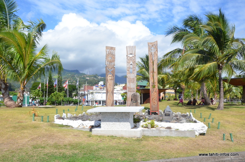 La place Jacques Chirac vue depuis le monument érigé en mémoire des victimes des essais nucléaires depuis 2006.