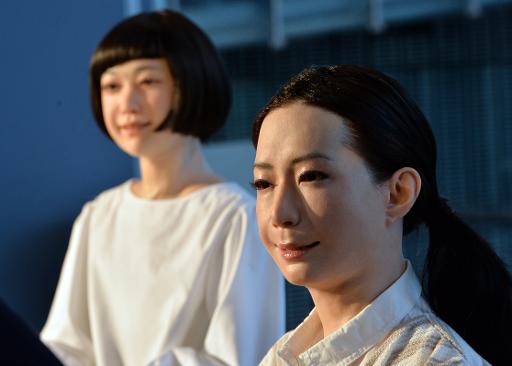 Japon: présentation de deux robots androïdes plus vrais que nature