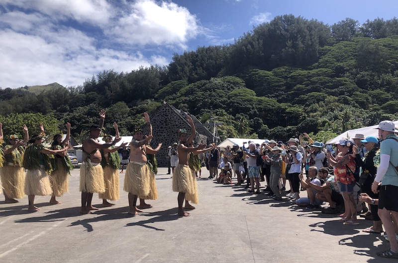 Le National Geographic Resolution en escale à Rikitea
