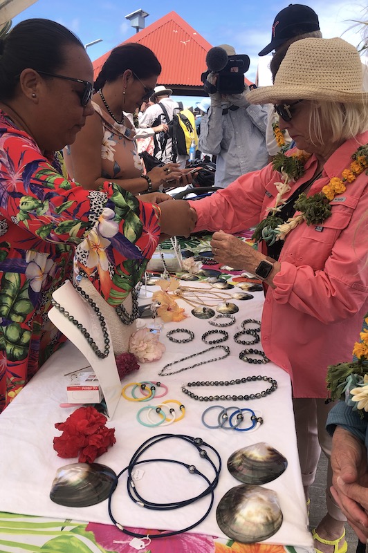 Le National Geographic Resolution en escale à Rikitea