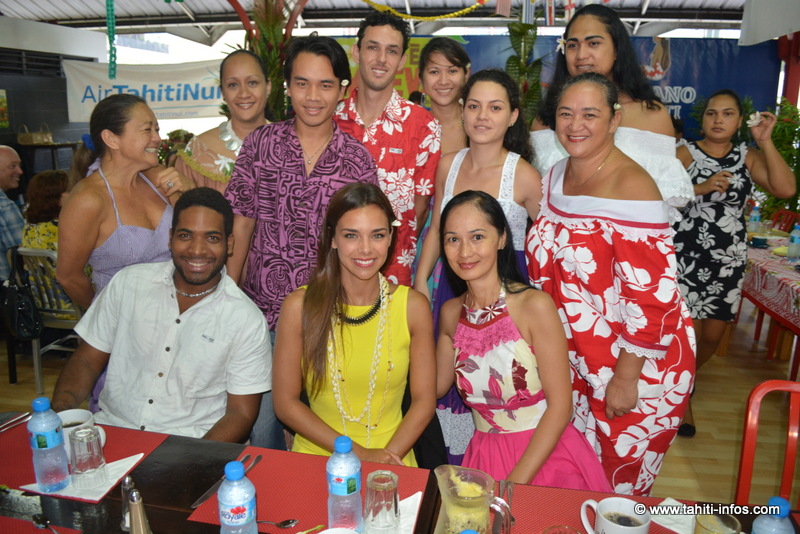 Marine Lorphelin entourée de fans