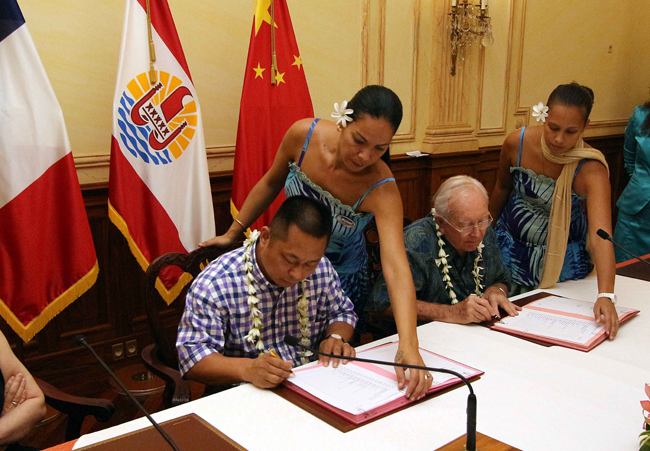 Cheng Wang P-dg du groupe Tian Rui International Investment et le président de Polynésie Gaston Flosse signent les conventions du projet de ferme aquacole à Hao.