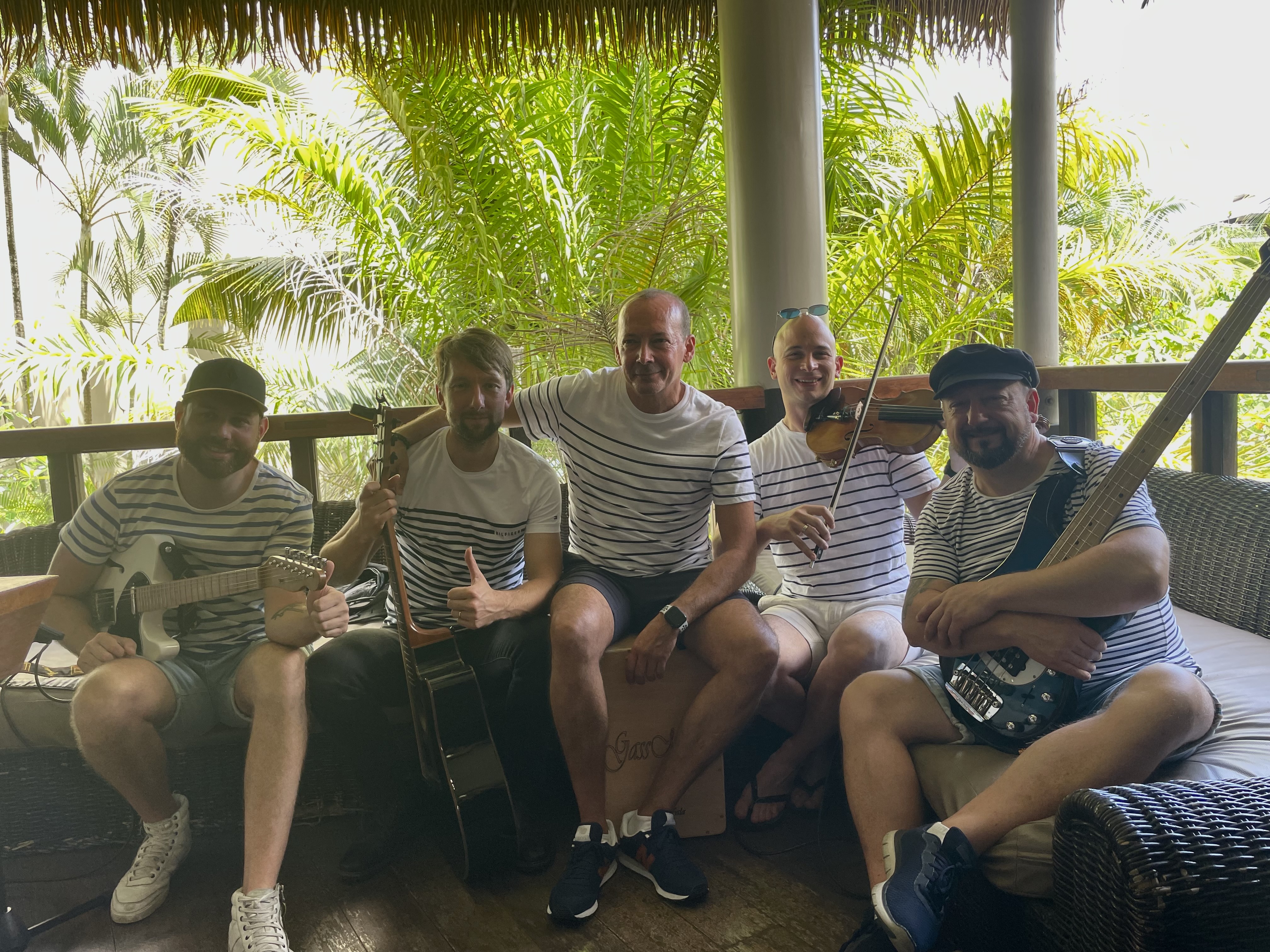 Ambiance celtique assurée avec le groupe Nomades (de gauche à droite) : Kenny Hames, Julien Jaffrès, Brice Prevel, Eddy Broodcoorens et Alexandre Cavalière.