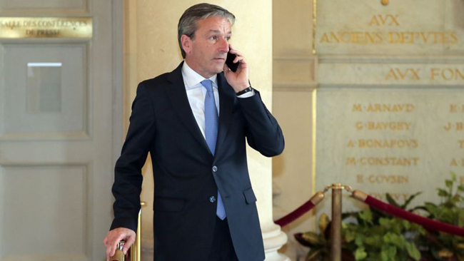 Maina Sage félicitée par le président du groupe UDI à l'Assemblée