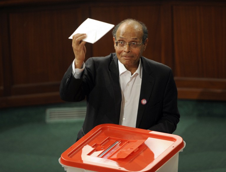 Tunisie: le président veut s'inscrire sur les listes électorales mais oublie ses papiers