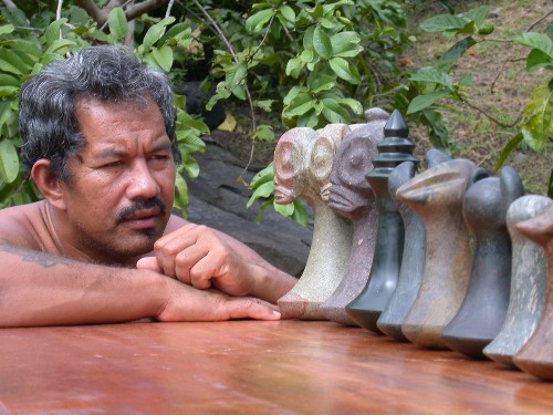 L’un des meilleurs sculpteurs sur pierre fleurie, Tony Tereino et ses chefs d’œuvres.