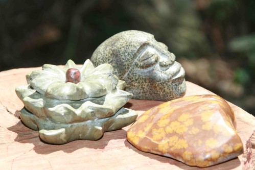 La pierre fleurie s’assortie bien avec d’autres minéraux utilisés en sculpture. Photo : le blog de l'océanien