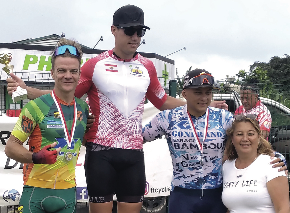 Le podium 3e catégorie avec de gauche à droite Teva Poulain (2e), Heiarii Manutahi (1er) William Chung (3e) et Patricia Hamblin membre du bureau directeur de la FTC.