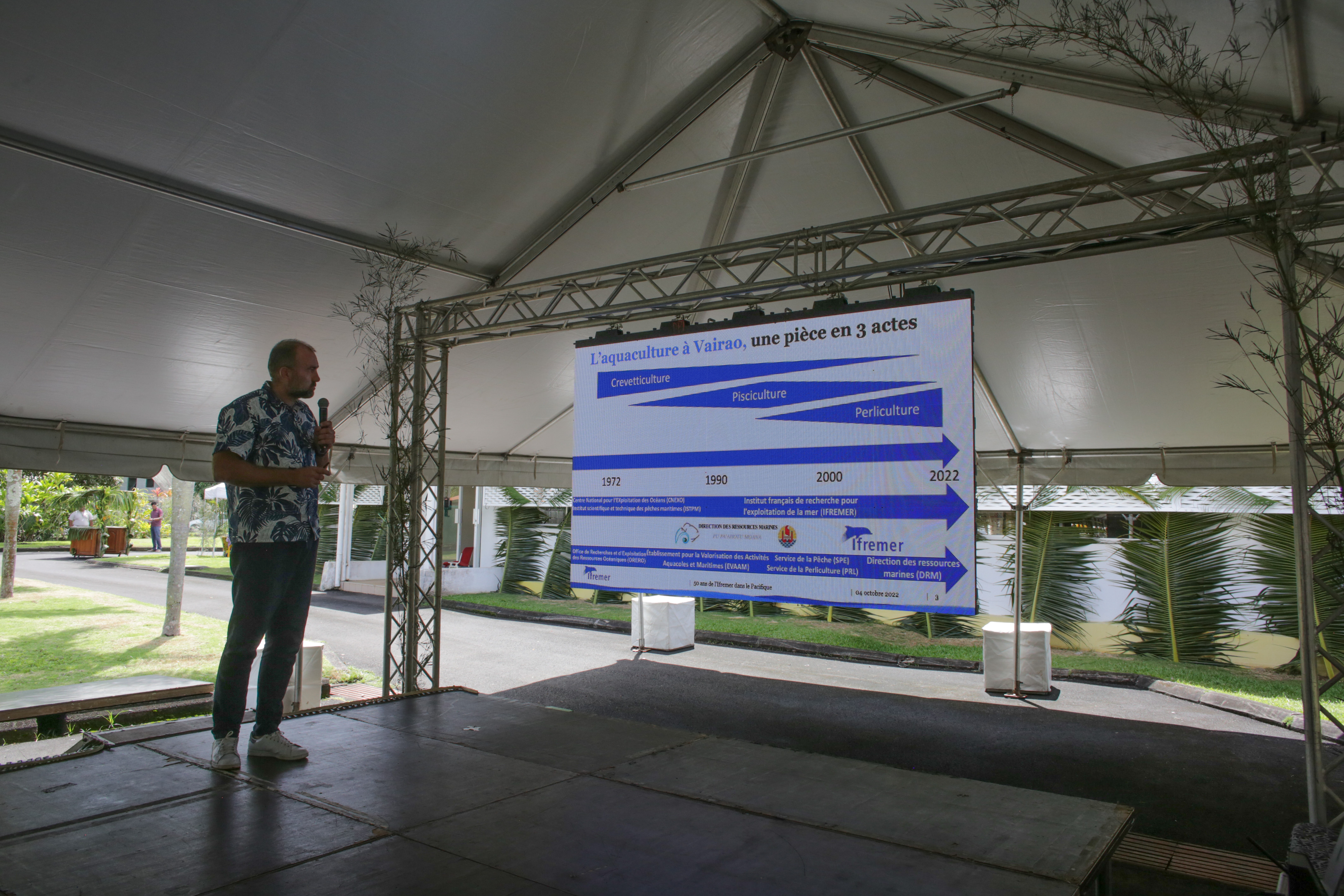 Guillaume Mitta présentant le contexte historique de l'Ifremer du Pacifique en Polynésie.