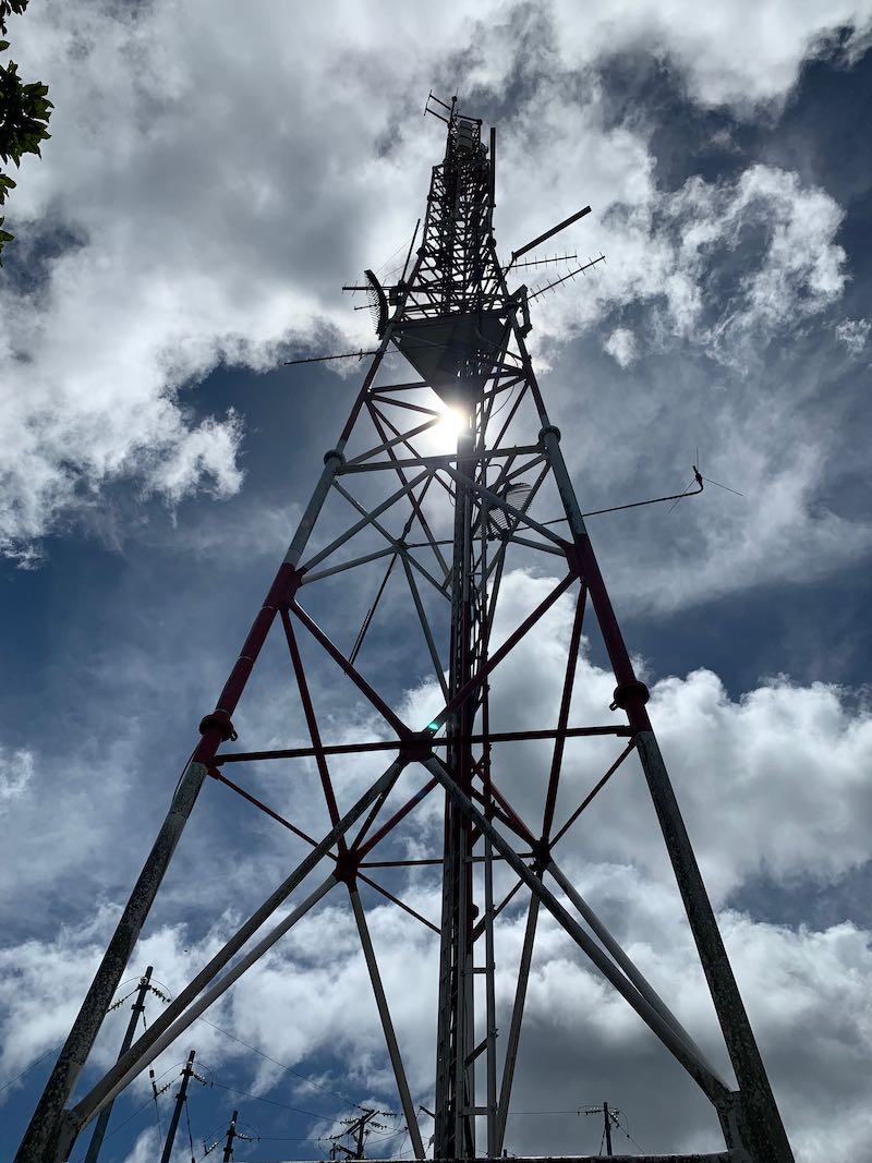 À Nuku Hiva, une antenne pour mieux voir le ciel