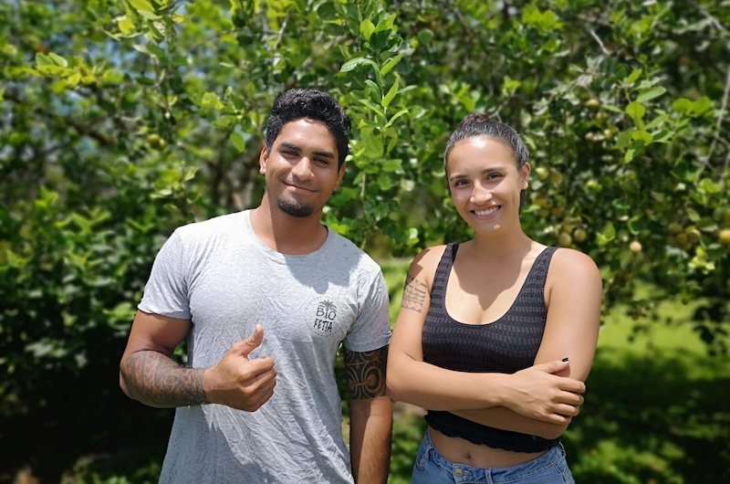 Tereva Teihoarii, l'animateur de l'antenne de Raiatea, a été formé durant un an par Bio Fetia à Tahiti. À droite, Vairea Ebb, chargée de communication de l’association Bio Fetia. .