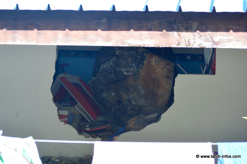 A Paea, un roc de deux tonnes a dévalé la montagne puis traversé deux murs avant de terminer sa course dans une maison. Le drame a été évité de justesse