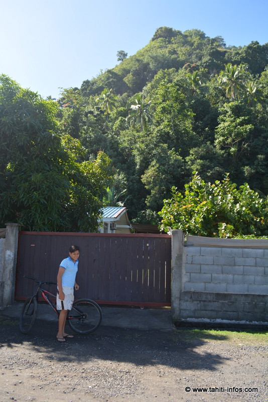 Un voisin devant la maison sinistrée. Tout le quartier le dit : à chaque pluie on entend des pierres qui se détachent. Le drame était inévitable.