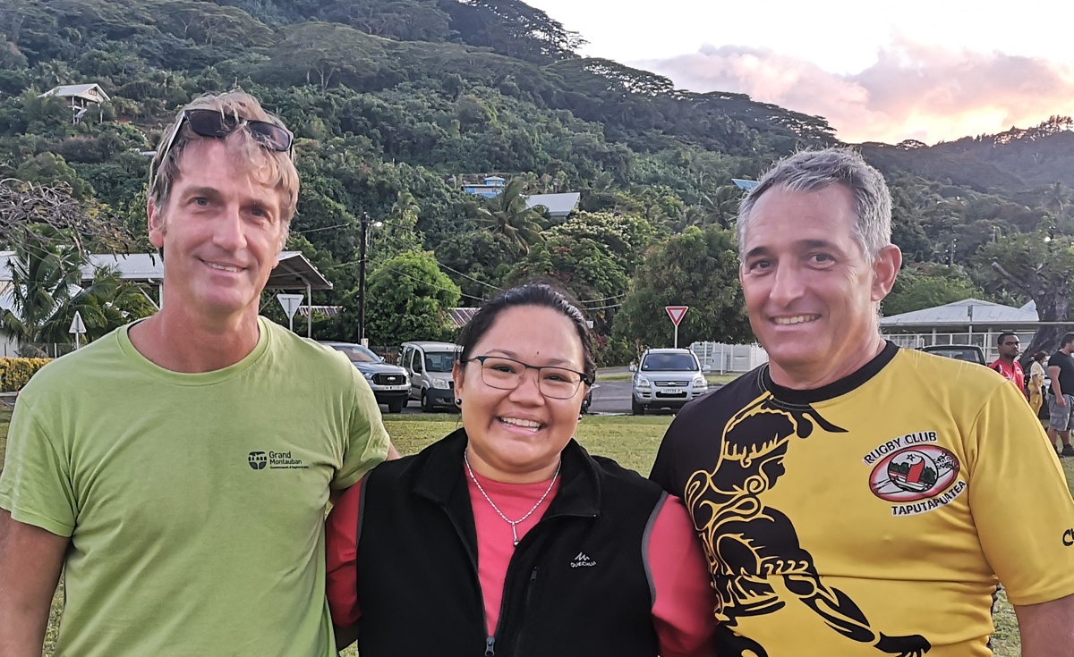 Gilles Lafitte, cadre technique de la fédération polynésienne de rugby et Maryline et Patrice Herbillon, responsables des deux nouveaux clubs de rugby.