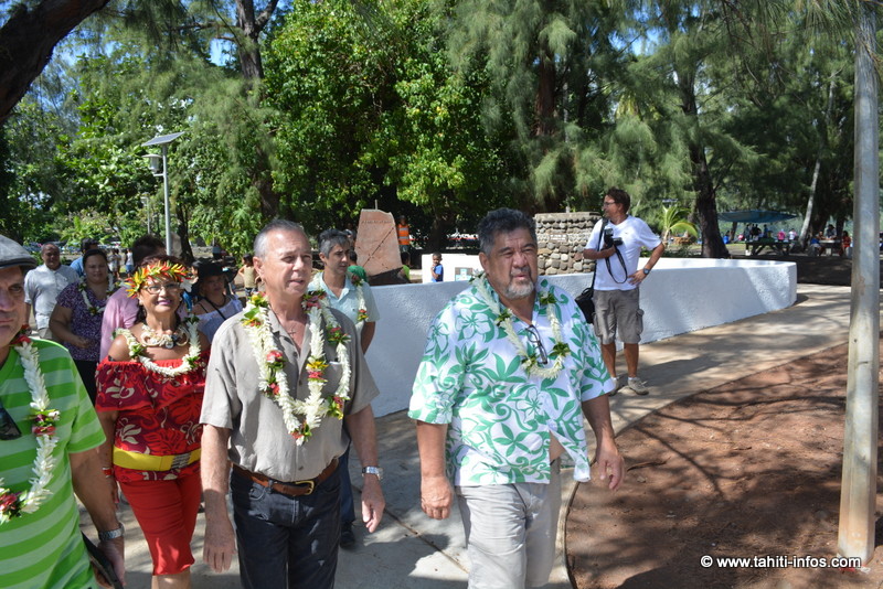 Jeffry Salmon et Patrice Jamet visitent les aménagements. Derrière eux, le monument pour l’arrivée de l’Evangile rénové.