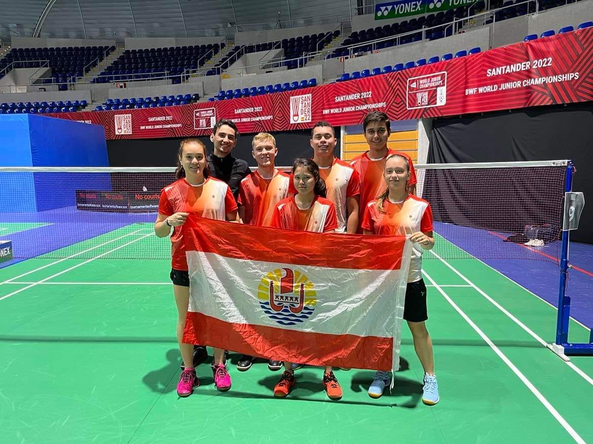 La délégation tahitienne sur les terrains de Santander, en Espagne. Au premier rang (de gauche à droite) : Heirautea Curet, Jenica Lesourd et Maeva Gaillard. Au second rang (de gauche à droite) : Elias Maublanc, Kaihei Teiefitu et Heiva Yvonet. (photo : Fédération tahitienne de badminton)