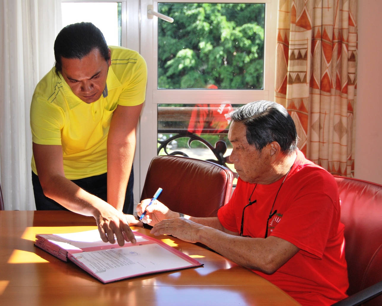 Ici, Jacques Wong président de l'A.S Ihilani va'a de Pira'e, signant sa convention d'attribution de subvention. Photo : Commune de Pira'e.