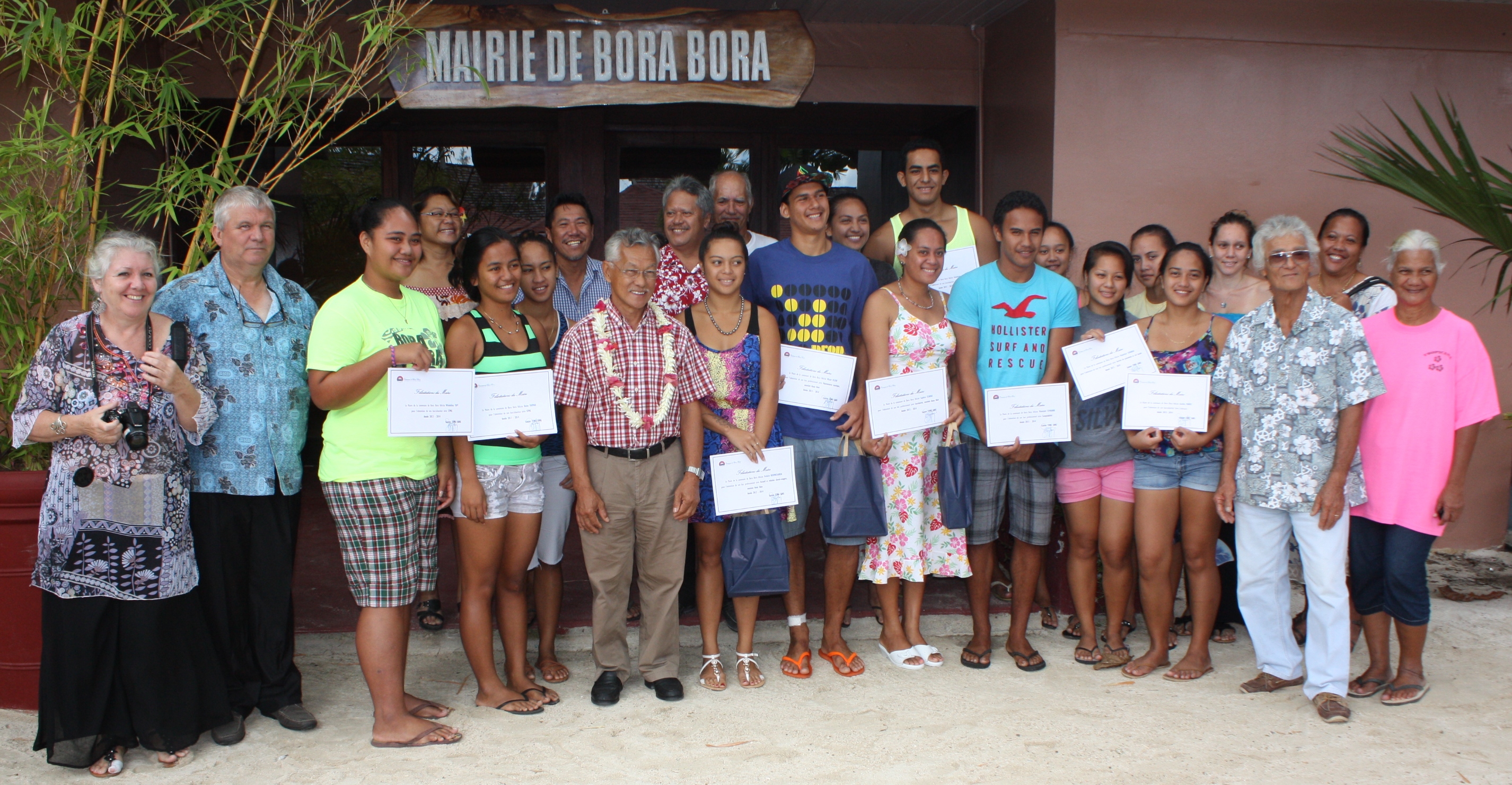 Les élèves nouvellement bacheliers posent fièrement, attestation en main, en compagnie du maire, Gaston Tong Sang, et des membres du conseil municipal de Bora Bora.