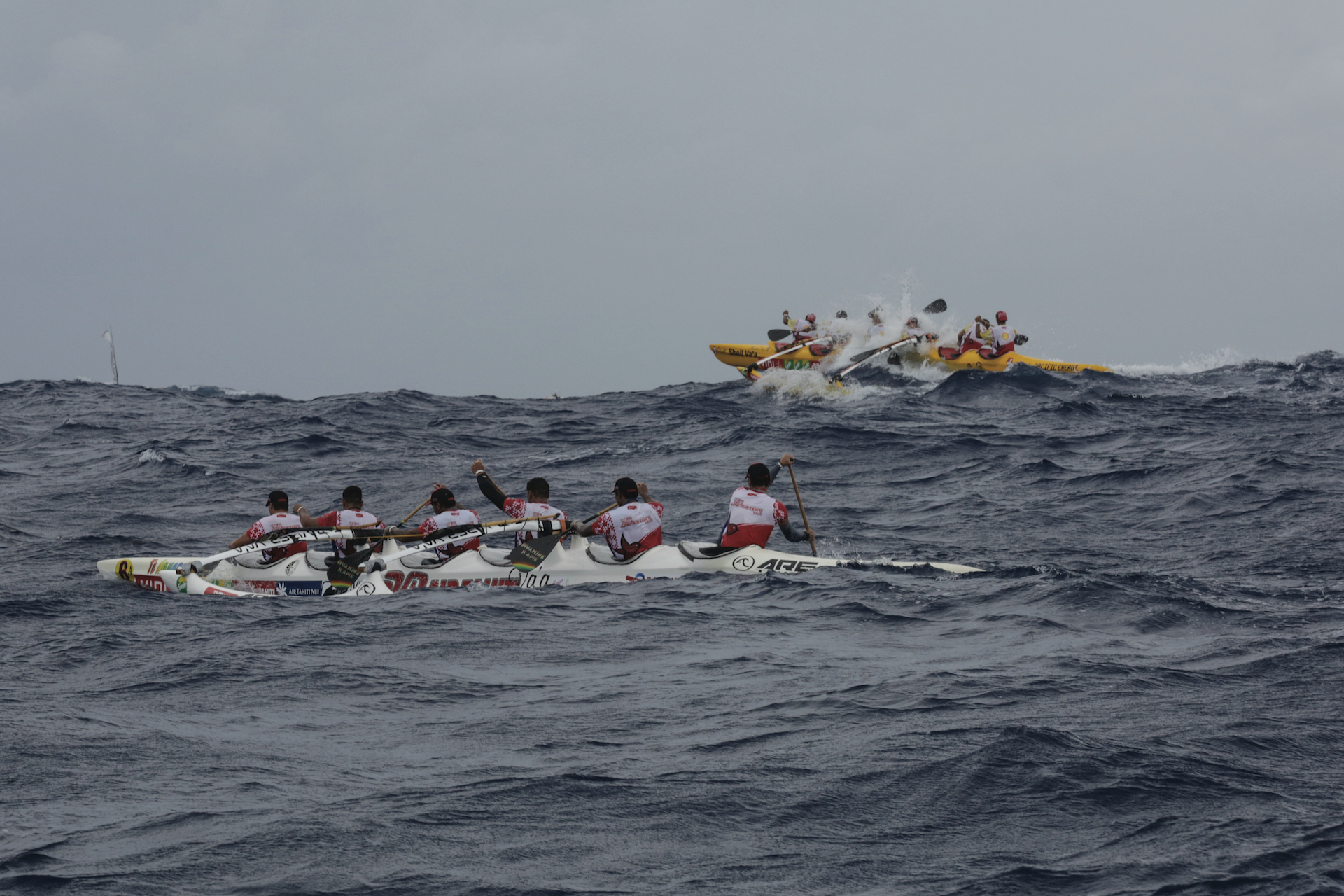 Le Team Air Tahiti Va'a et Shell Va'a se sont livrés une belle bataille dans le chenal ralliant Huahine à Raiatea.
