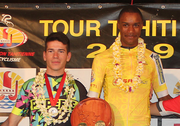 Axel Carnier (à D) le vainqueur du Tour Tahiti Nui 2019 et son dauphin Nicolas Breuillard (à G) participeront au Tour Tahiti Nui 2022.