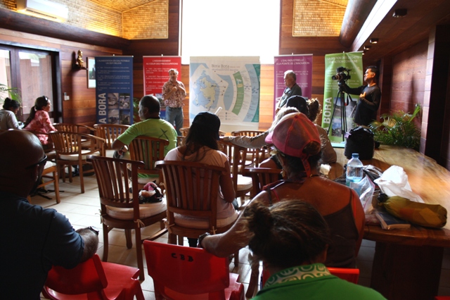 Sensible à l’environnement, la délégation s’est rendue à la mairie hier matin pour assister à une présentation des projets en matière de développement durable. (Crédit : commune de Bora Bora)